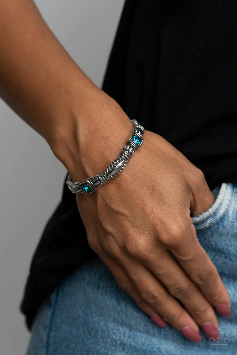 Get This GLOW on the Road Blue Paparazzi Bracelet
