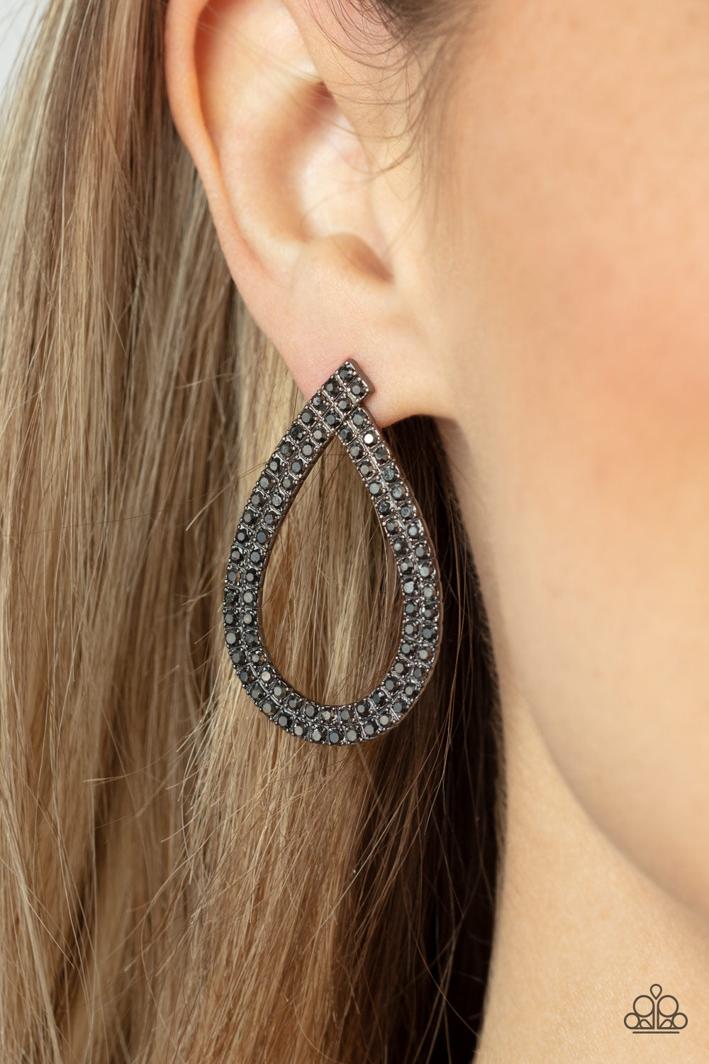 Diva Dust - Black Paparazzi Earrings