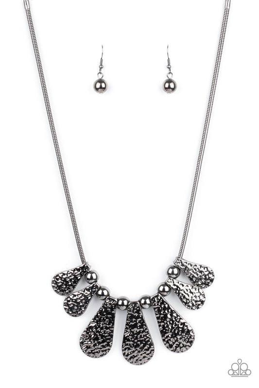 Gallery Goddess - Black Paparazzi Necklace