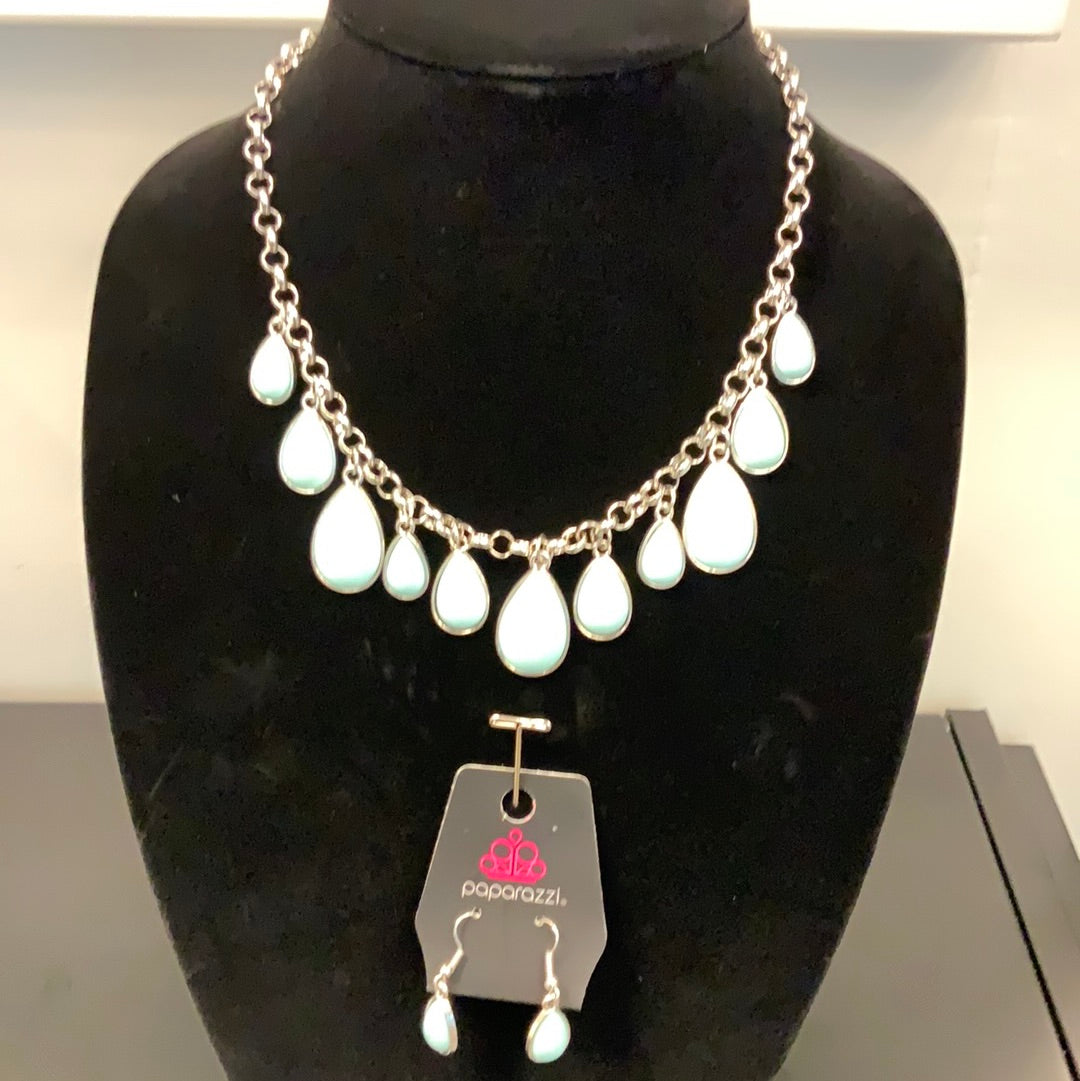 Jaw Dropping Diva Blue Paparazzi Necklace